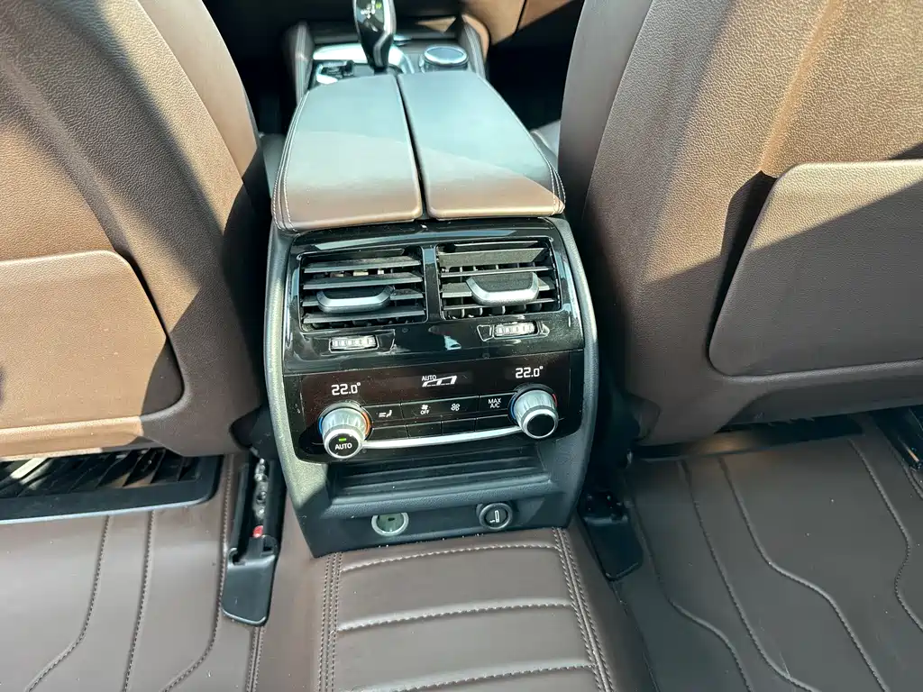 BMW 5 Series 2019 — фото 13