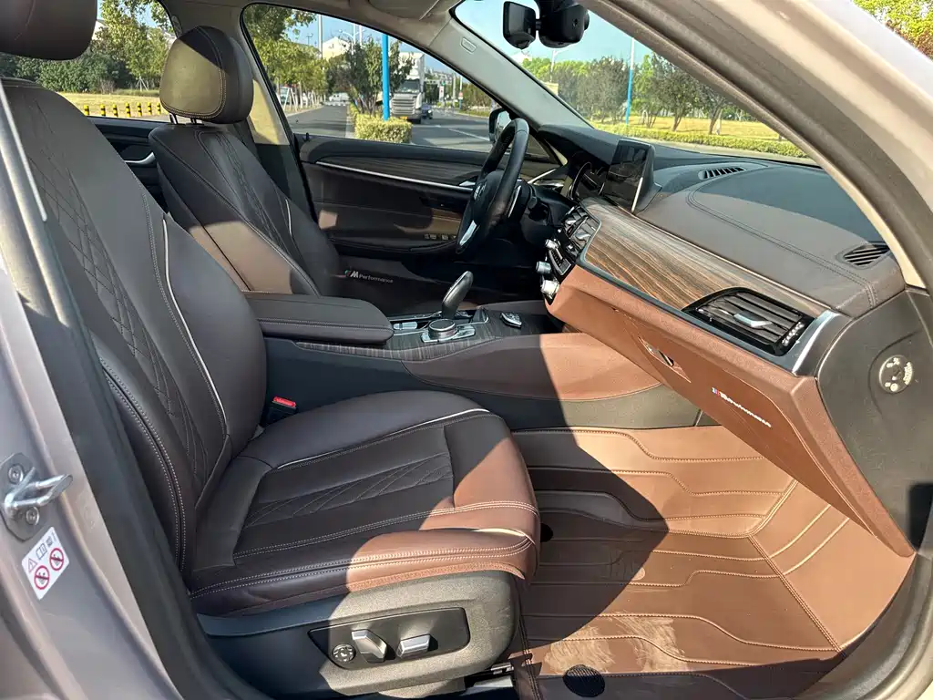 BMW 5 Series 2019 — фото 18