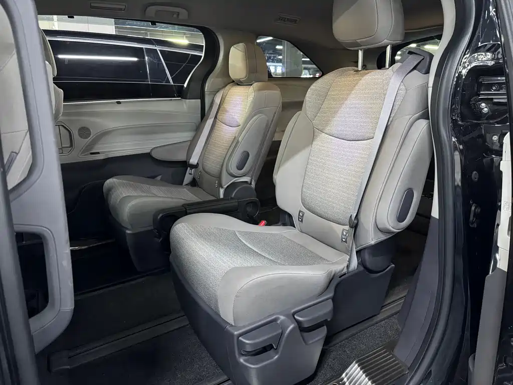Toyota Sienna 2023 — фото 14