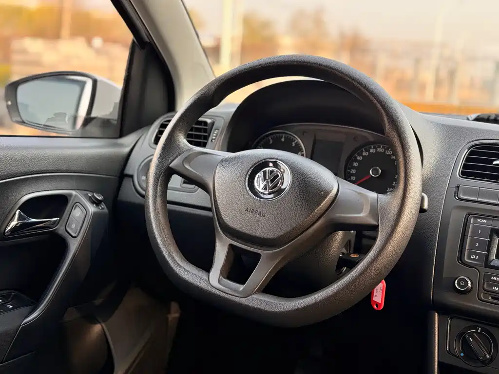 Volkswagen Polo 2015 — фото 10