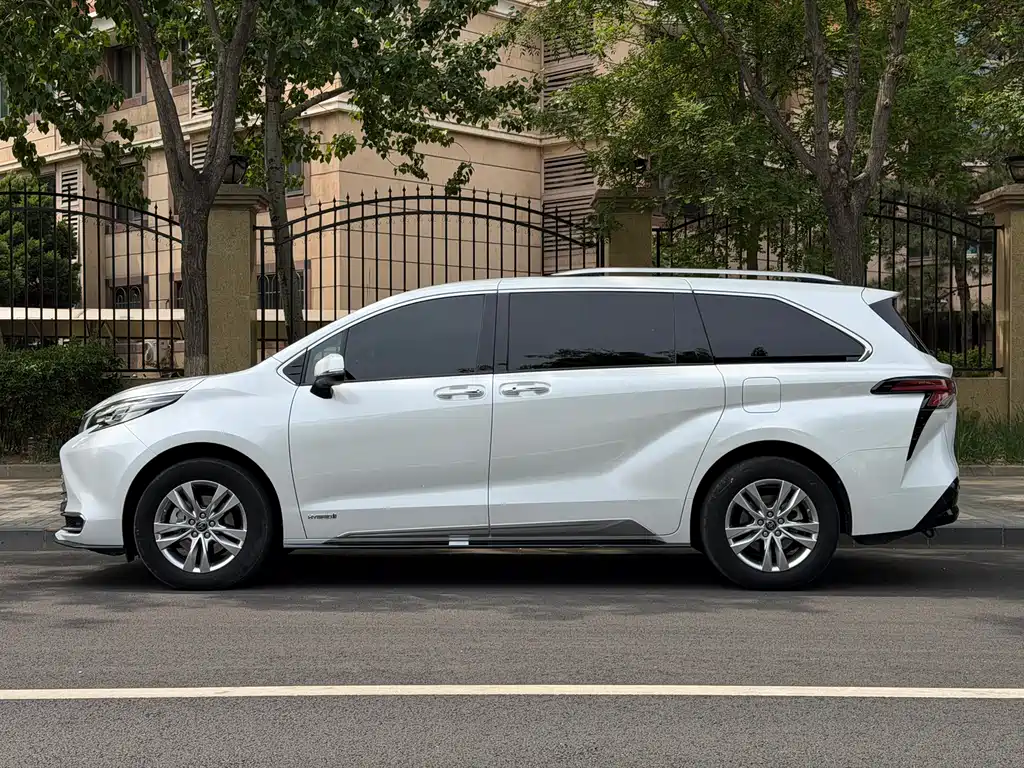 Toyota Sienna 2023 — фото 3