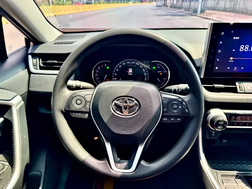 Toyota RAV4 2021 — фото 10