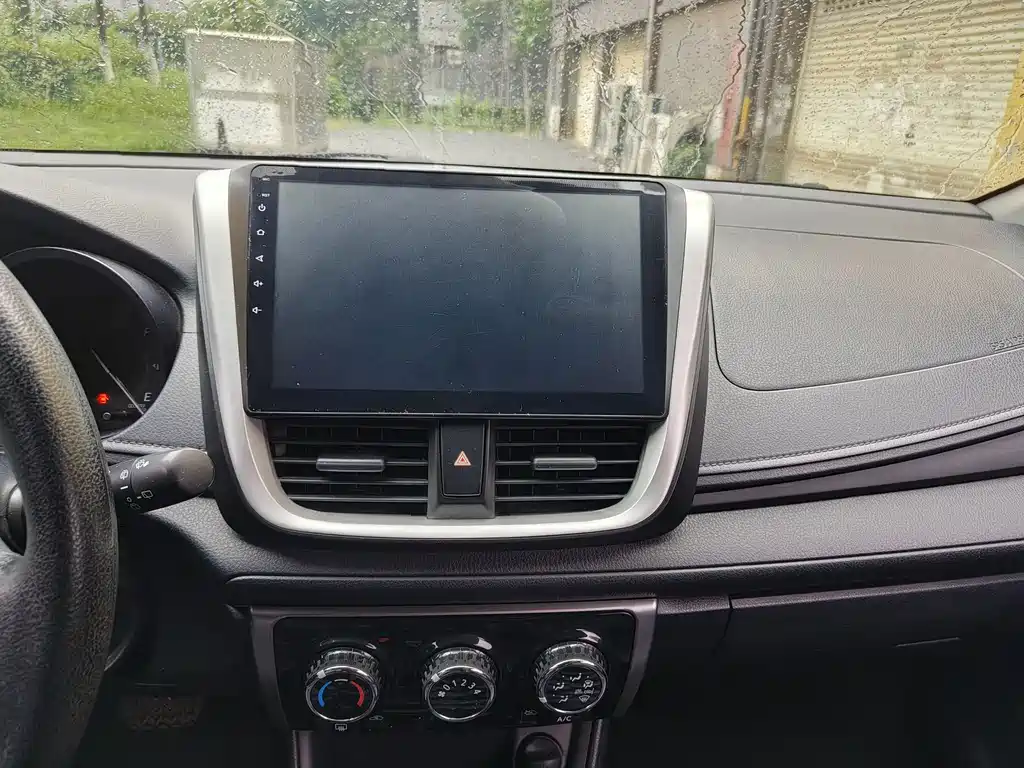 Toyota Yaris L 2017 — фото 11