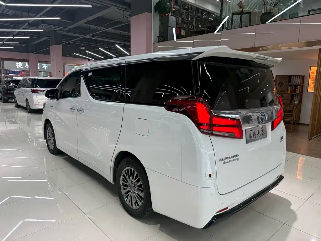 Toyota Alphard 2020 — фото 10