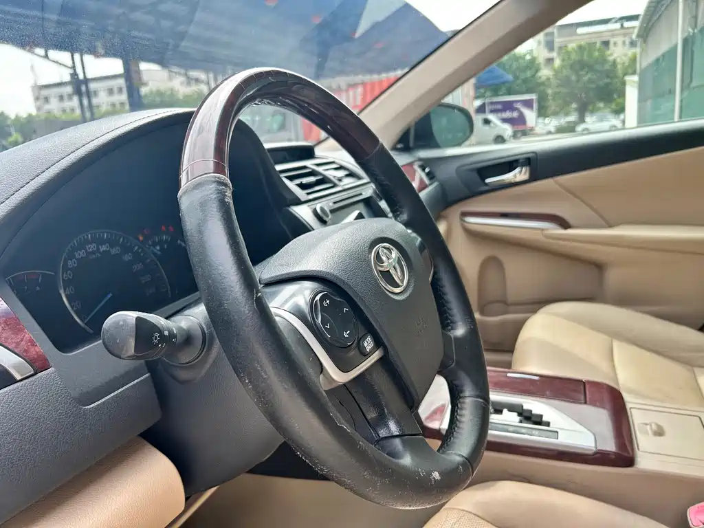 Toyota Camry 2013 — фото 10