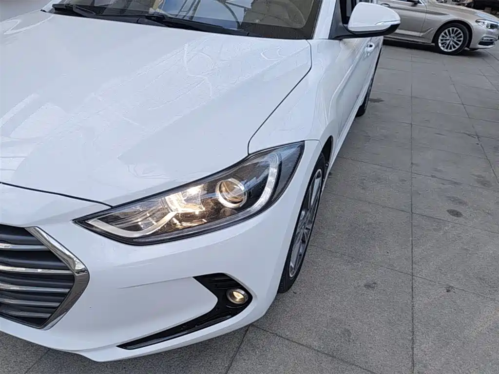 Hyundai Elantra 2016 — фото 24