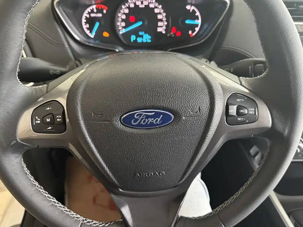 Ford Escort 2017 — фото 11
