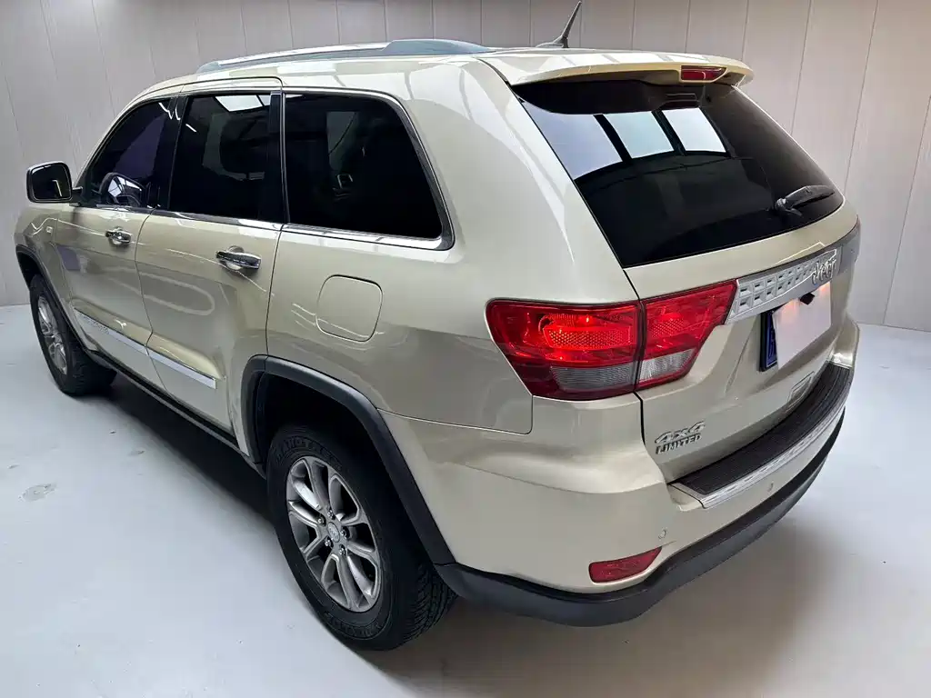 Jeep Grand Cherokee 2011 — фото 3