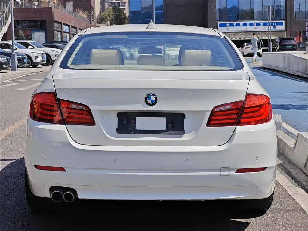 BMW 5 Series 2011 — фото 11