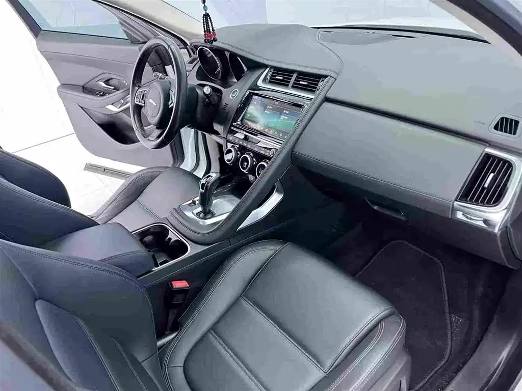 Jaguar E-PACE 2020 — фото 10