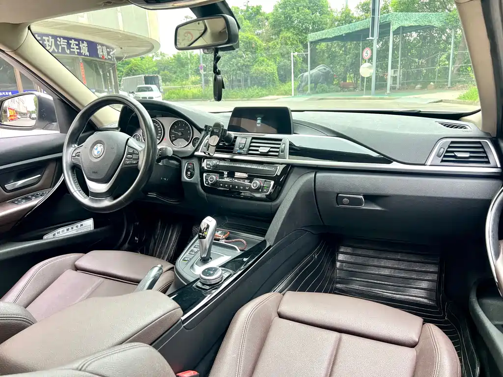 BMW 3 Series 2018 — фото 10