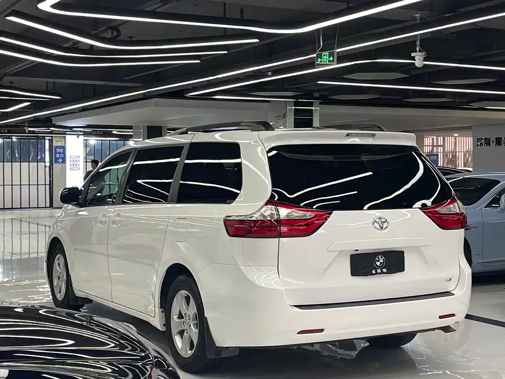 Toyota Sienna 2016 — фото 5