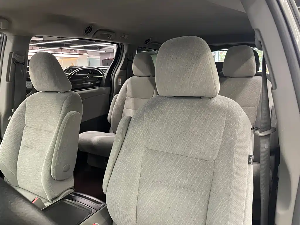 Toyota Sienna 2016 — фото 26
