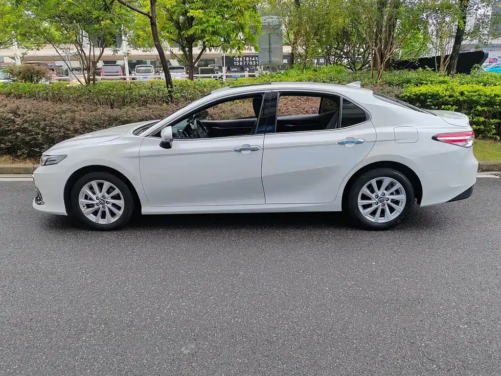 Toyota Camry 2023 — фото 3