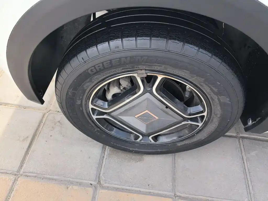 Baojun E300 2020