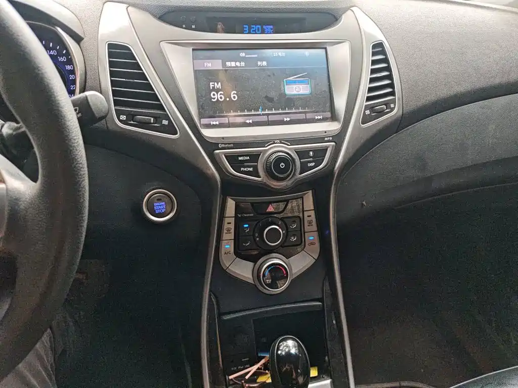 Hyundai Elantra 2016 — фото 10
