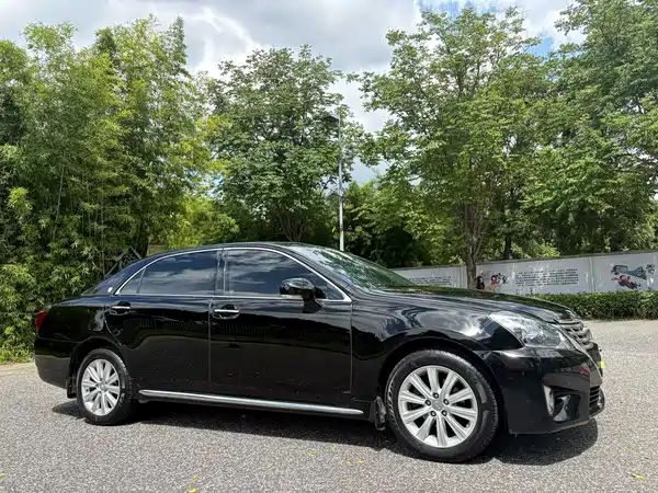 Toyota Crown 2013