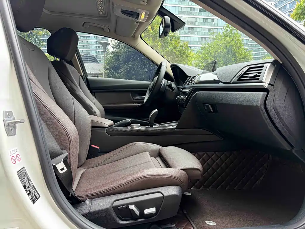 BMW 3 Series 2019 — фото 12