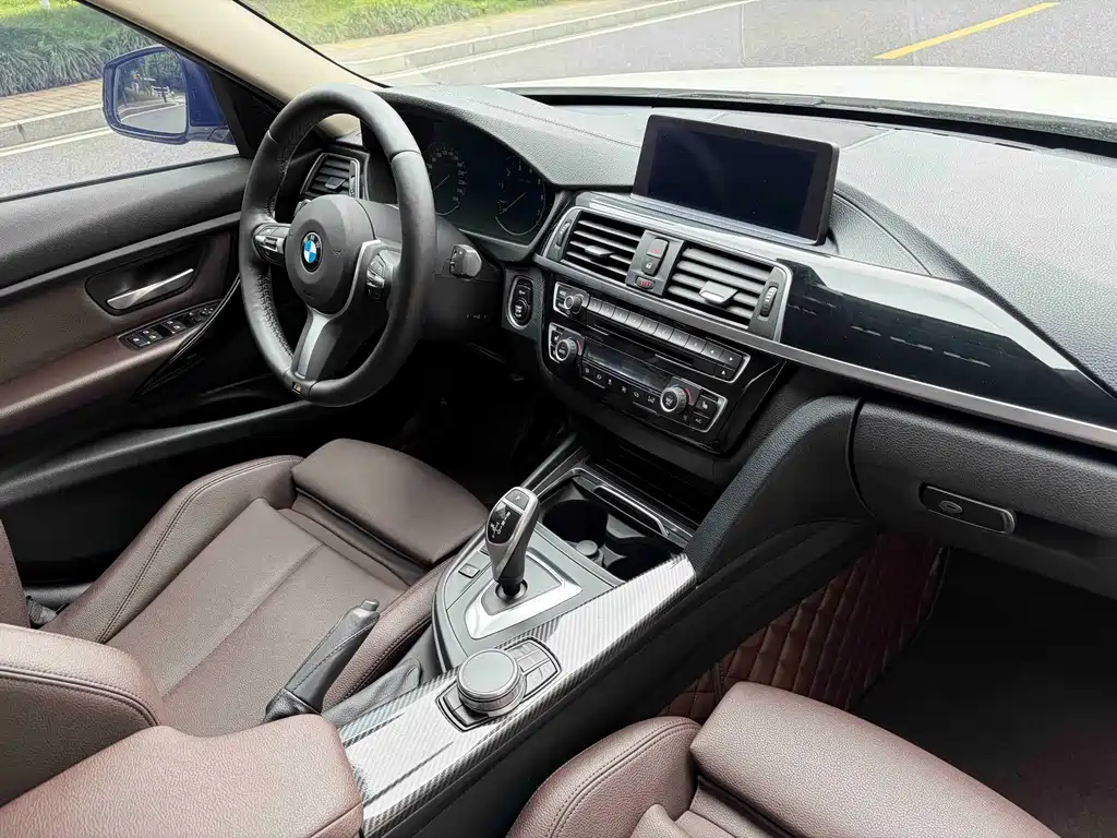 BMW 3 Series 2019 — фото 13