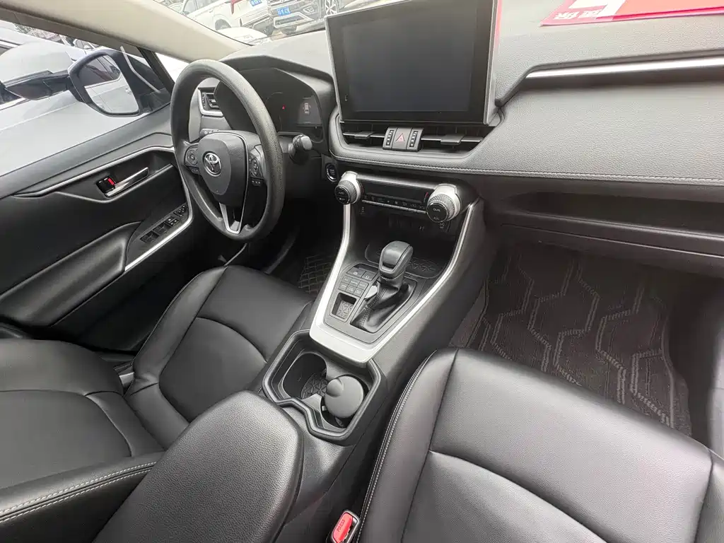 Toyota RAV4 2022 — фото 13