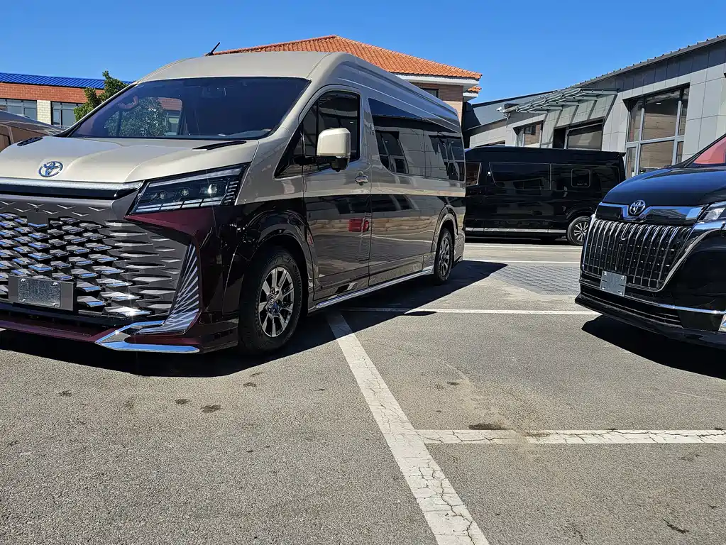 Toyota Hiace — фото 2