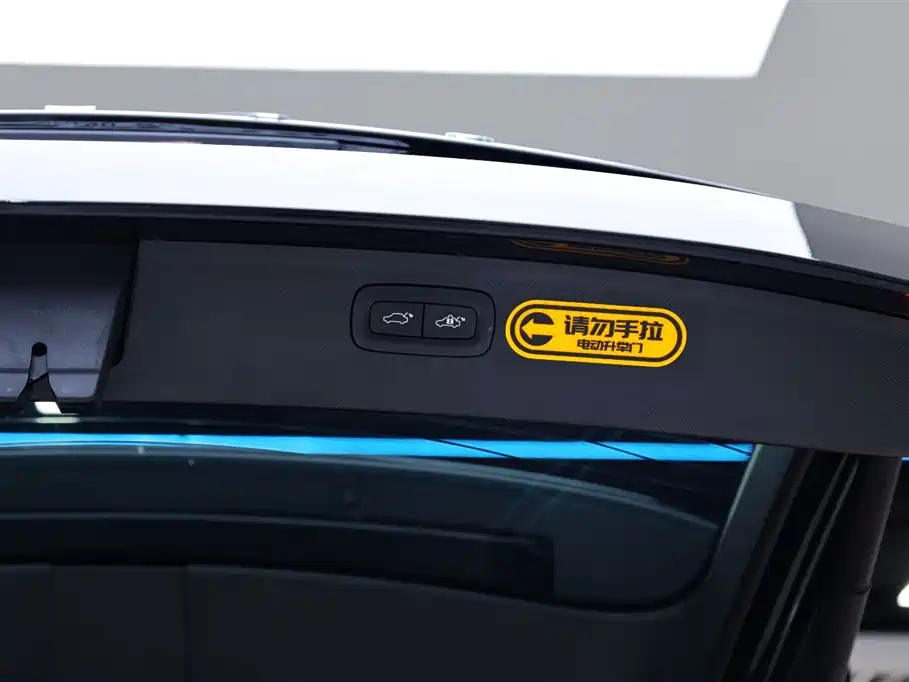 Volvo XC90 2018 — фото 36