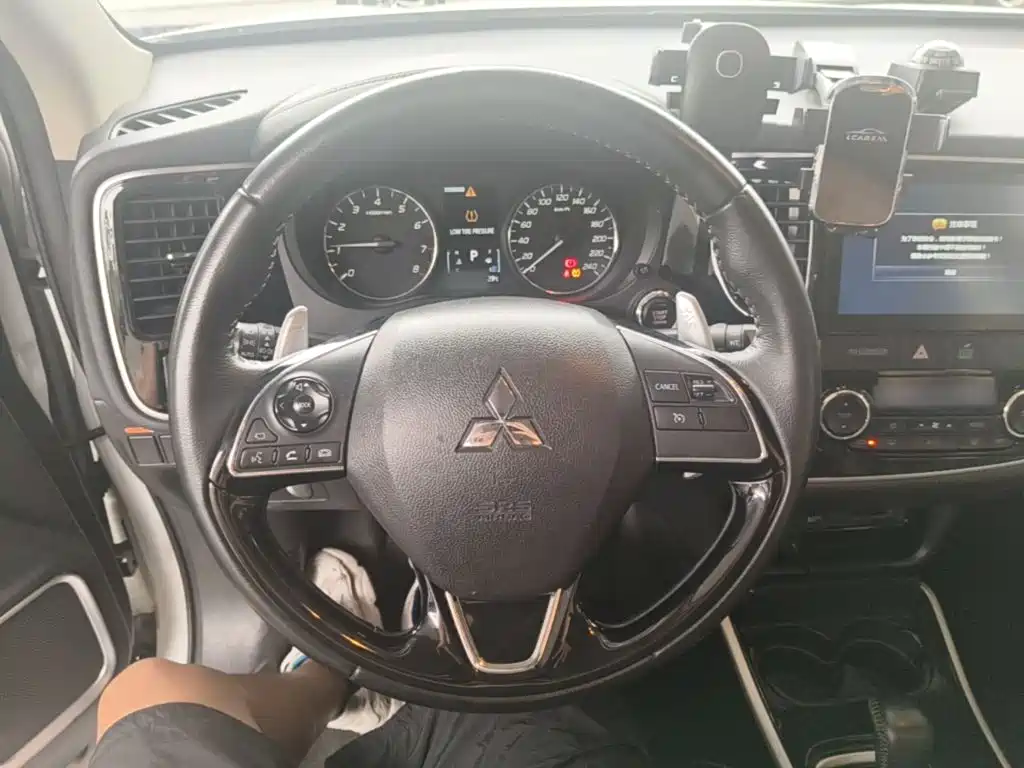 Mitsubishi Outlander 2020 — фото 11