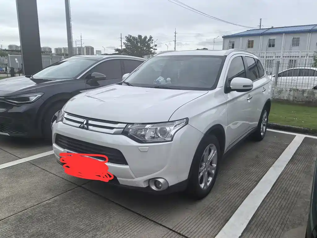 Mitsubishi Outlander 2015 — фото 1