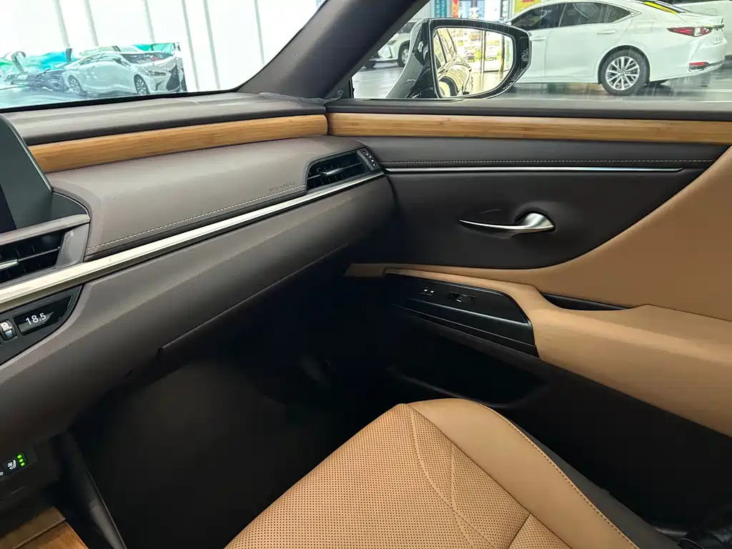 Lexus ES 2021 — фото 13
