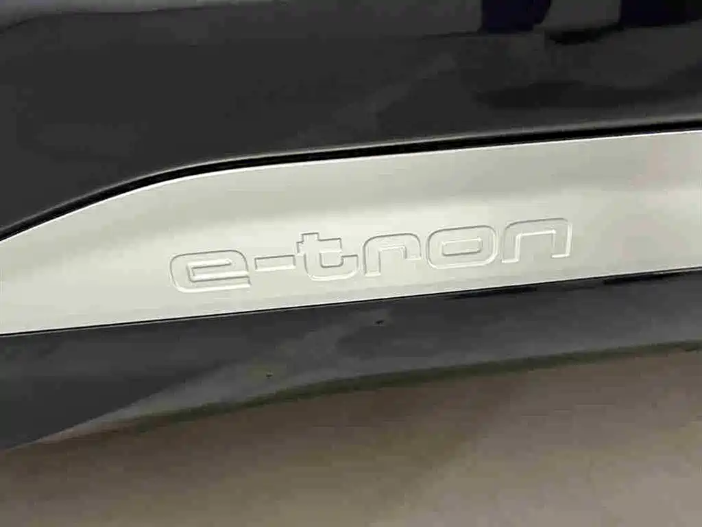 Audi Q4 e-tron 2023 — фото 13