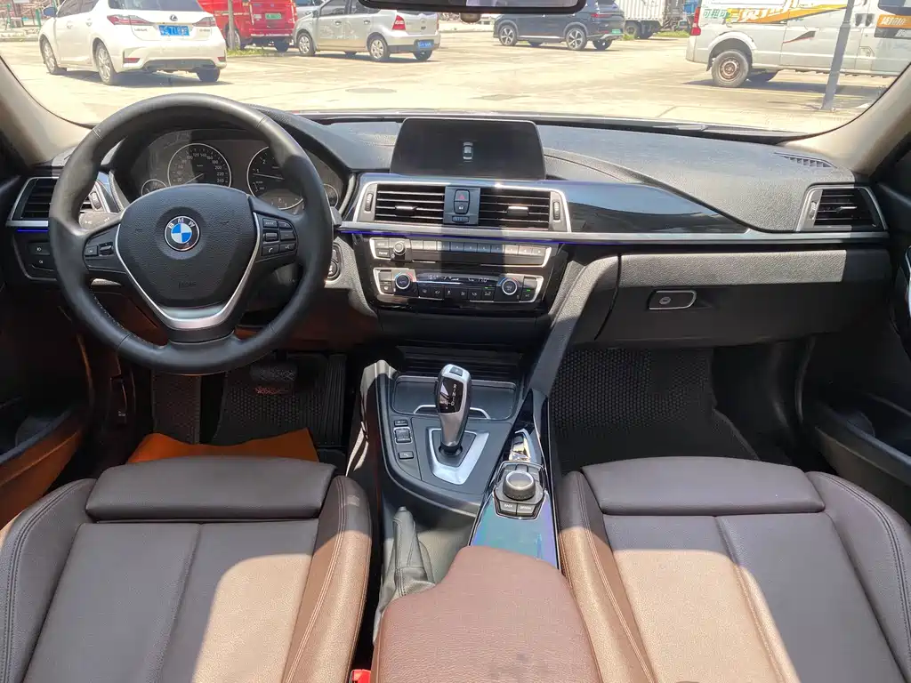 BMW 3 Series 2018 — фото 13