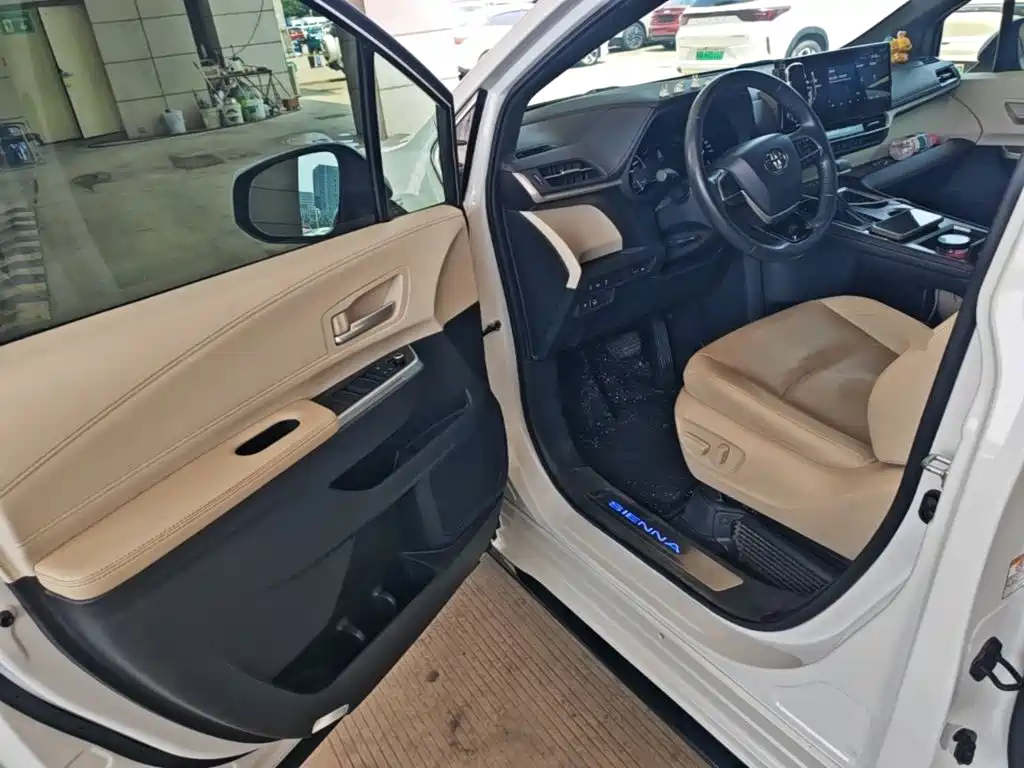 Toyota Sienna 2023 — фото 16