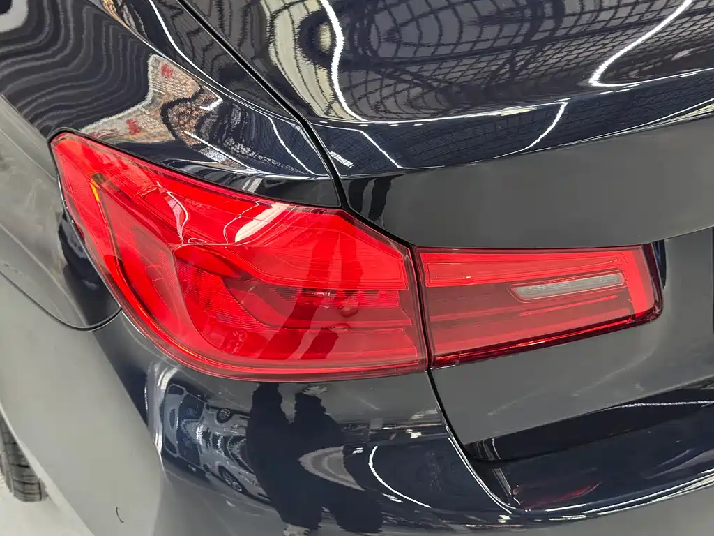 BMW 5 Series 2019 — фото 9