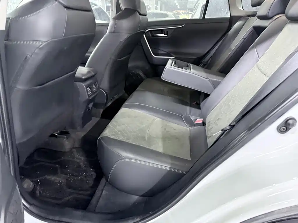 Toyota RAV4 2023 — фото 11