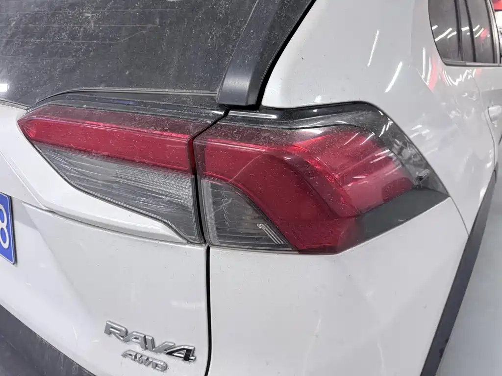 Toyota RAV4 2023 — фото 19