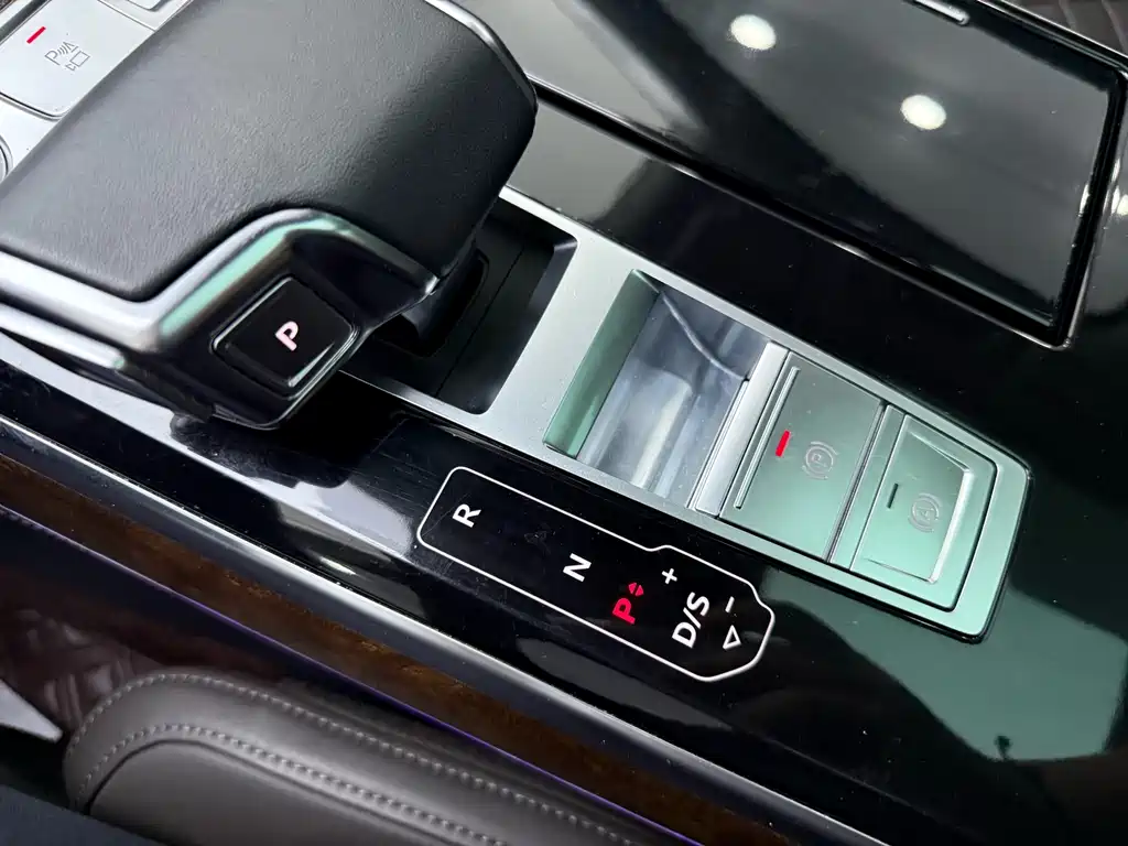 Audi A8 2021 — фото 17