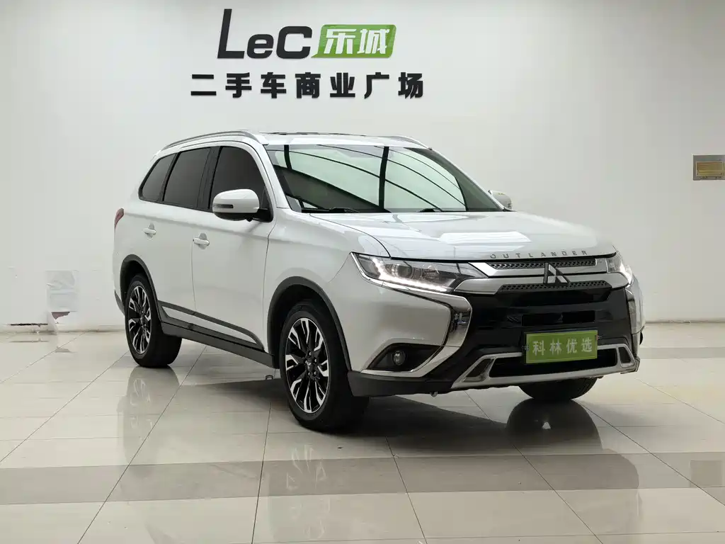 Mitsubishi Outlander 2020 — фото 2