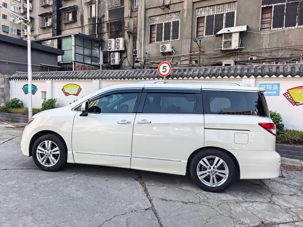 Nissan Quest 2018 — фото 4