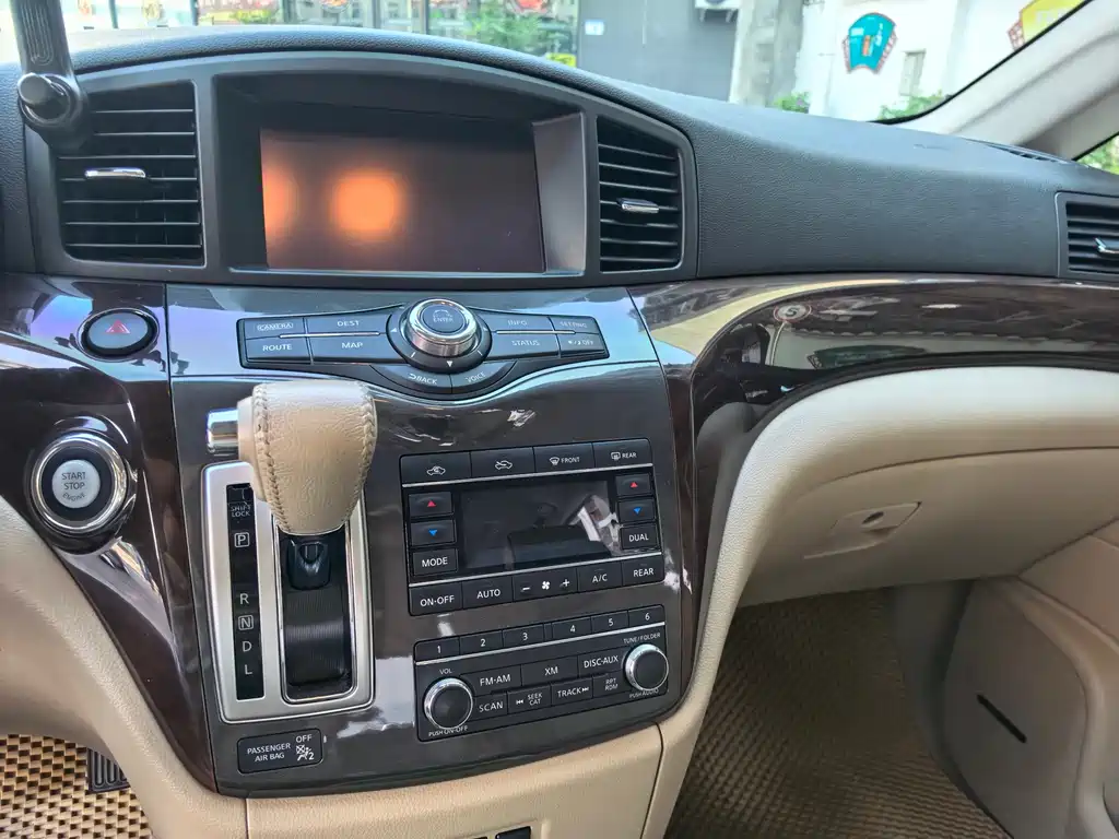 Nissan Quest 2018 — фото 12