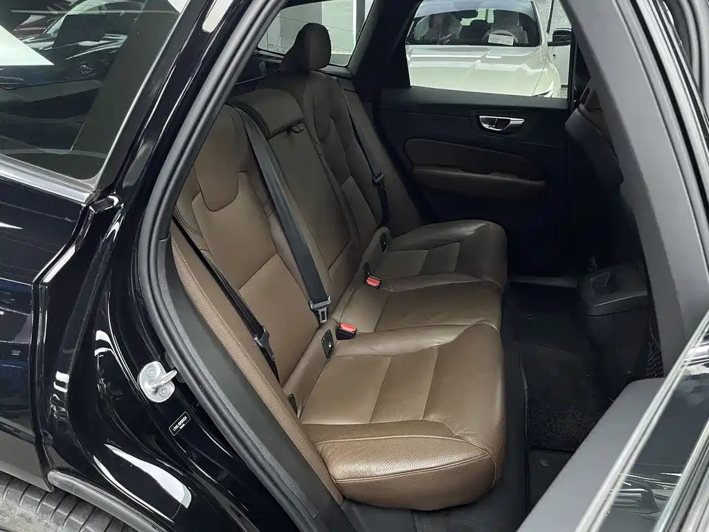 Volvo XC60 2022 — фото 13