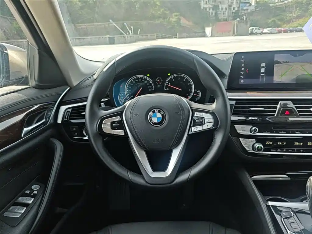 BMW 5 Series 2018 — фото 11