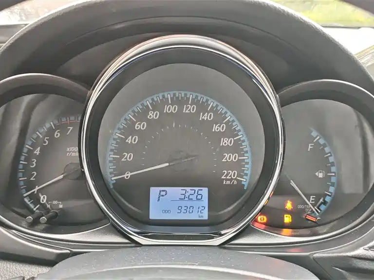 Toyota Yaris L 2019 — фото 12