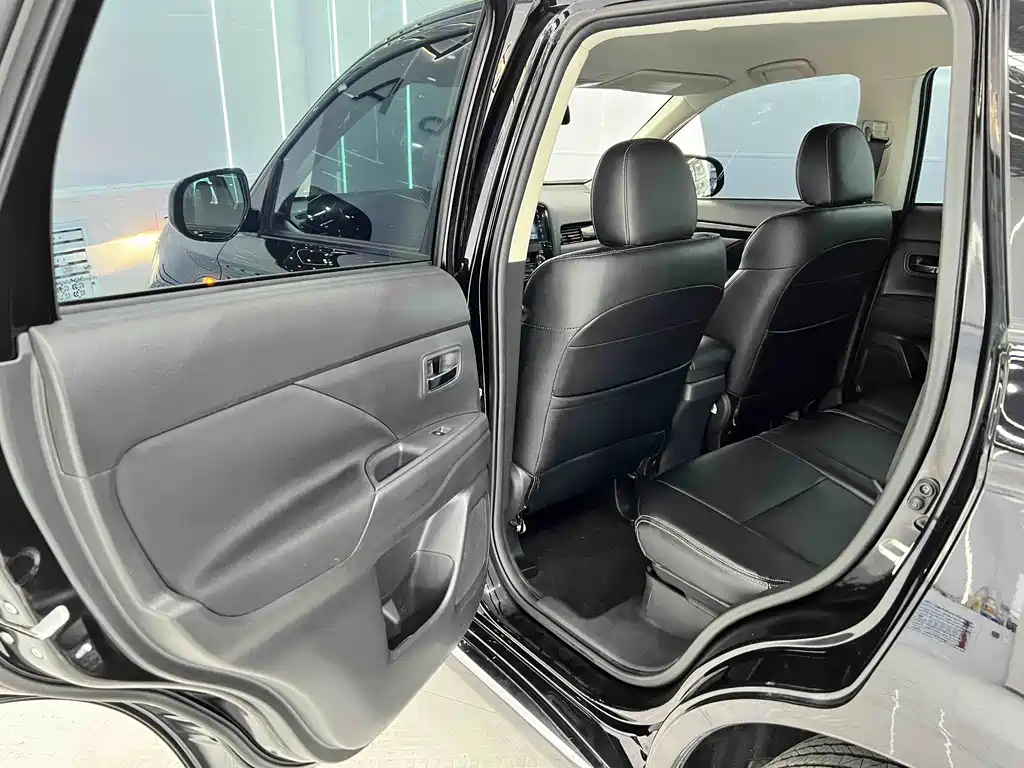 Mitsubishi Outlander 2022 — фото 14