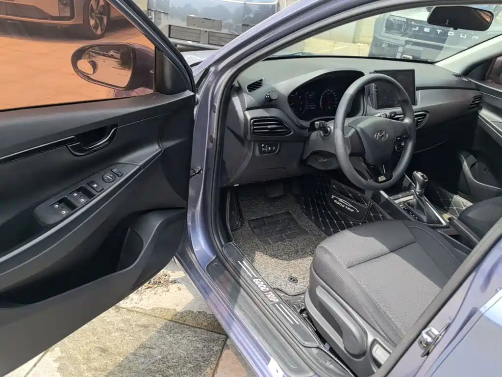 Hyundai Elantra 2018 — фото 16