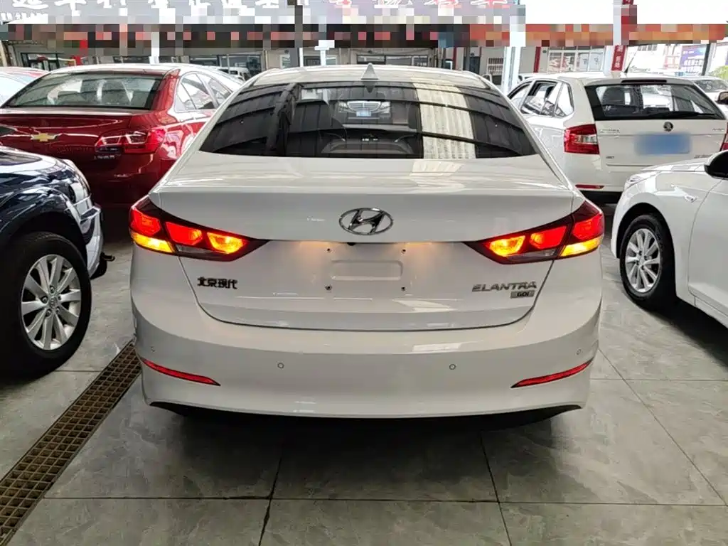 Hyundai Elantra 2018 — фото 6