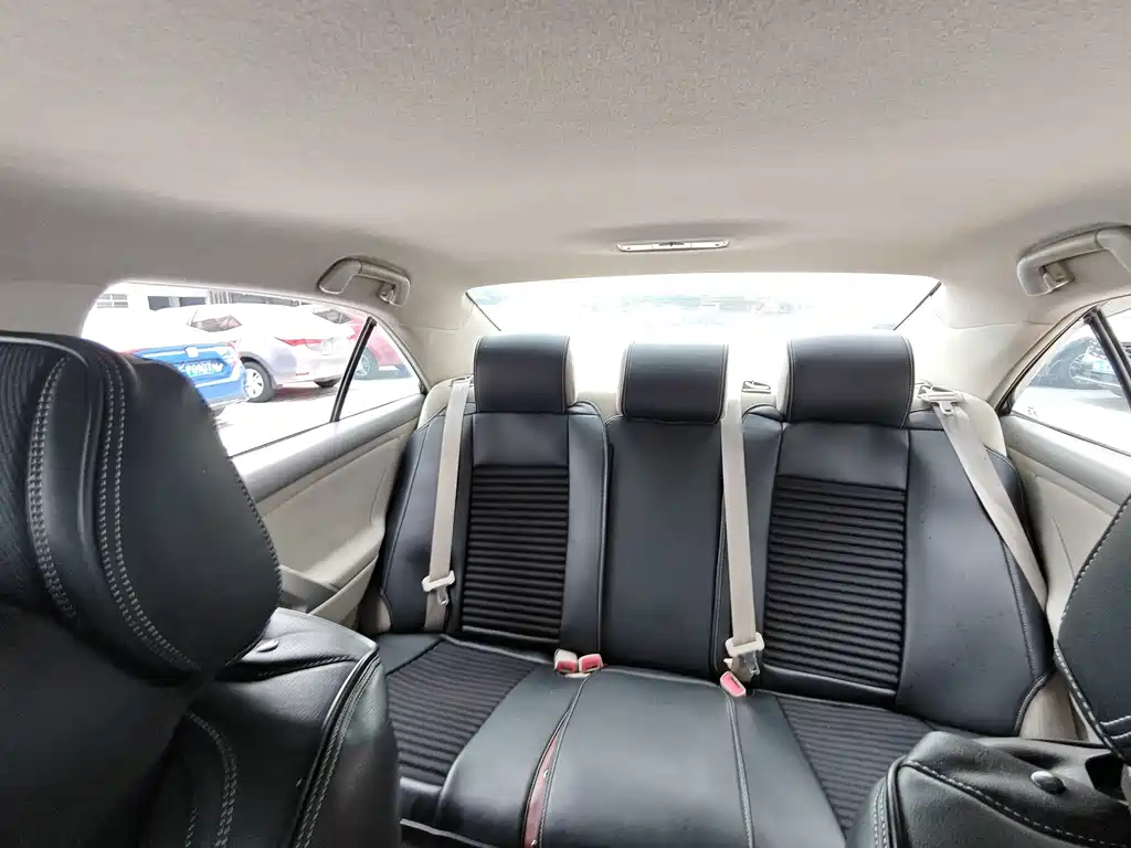 Toyota Camry 2010 — фото 19