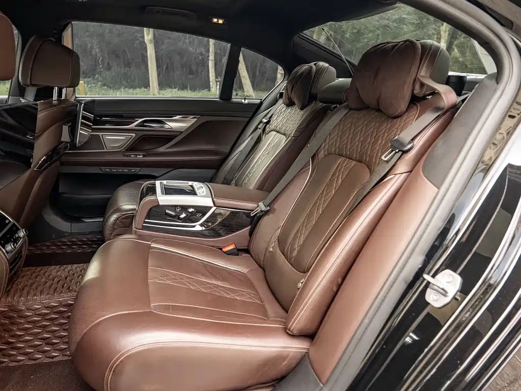 BMW 7 Series 2019 — фото 18