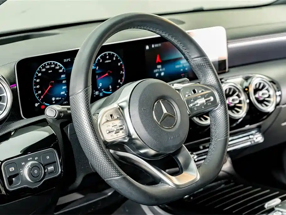 Mercedes-Benz A-Class 2019 — фото 12