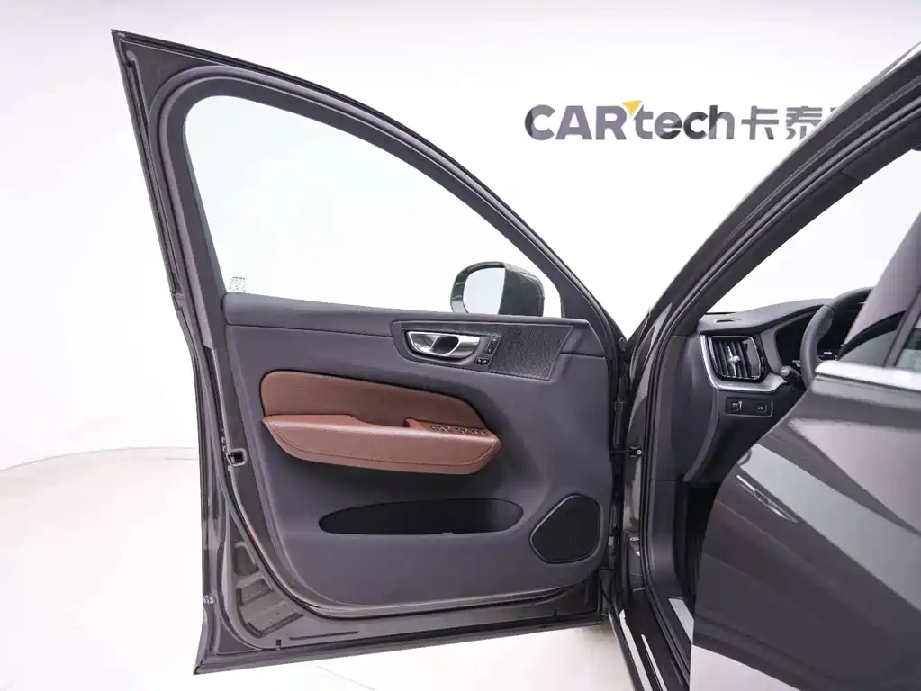 Volvo XC60 2021 — фото 12