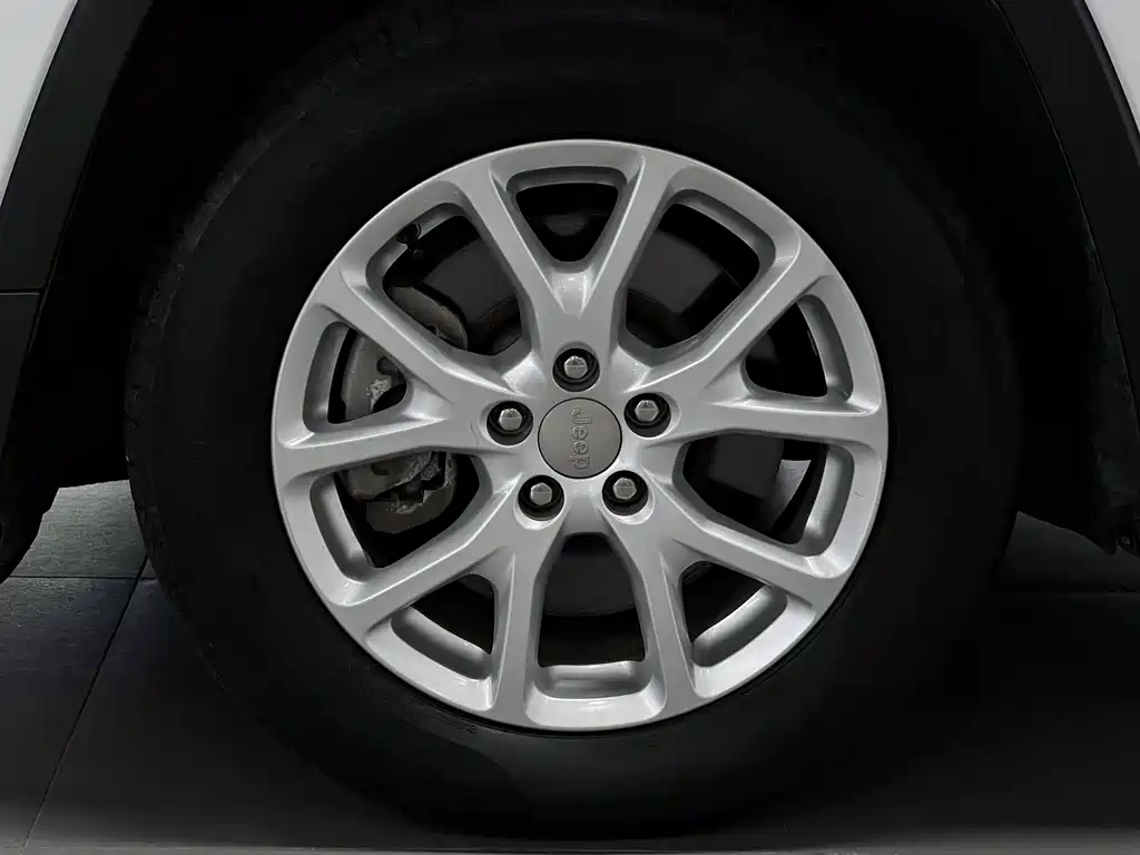 Jeep Cherokee 2018 — фото 26